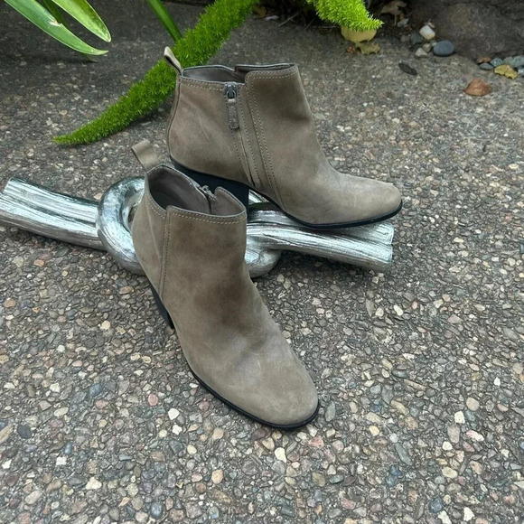 Cole Haan Women's Chesney Bootie Ankle Boot Shoes, Greystone Leather Size 9.5 - Picture 3 of 13